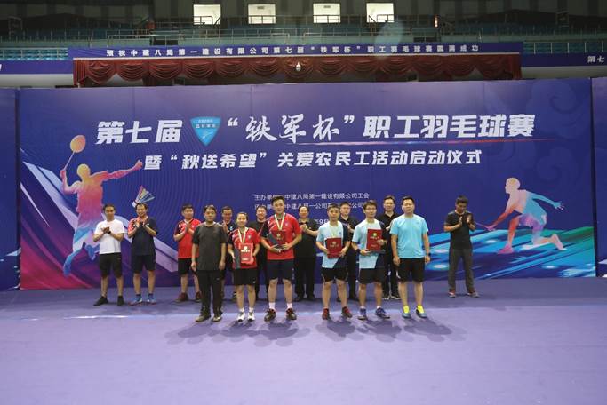 混双（左）、男双（右）冠军