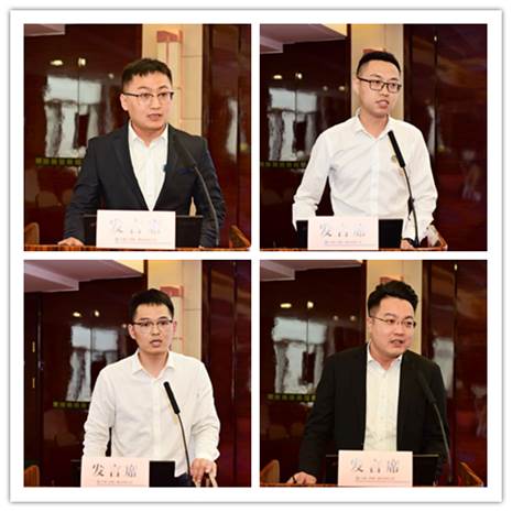 一群人站在人的照片上写着字
      描述已自动生成