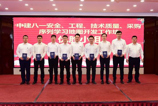 一群人站在一起合影
      描述已自动生成