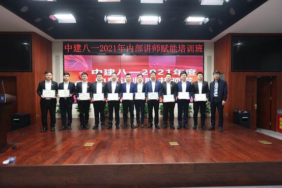 一群人在餐厅里站着
中度可信度描述已自动生成