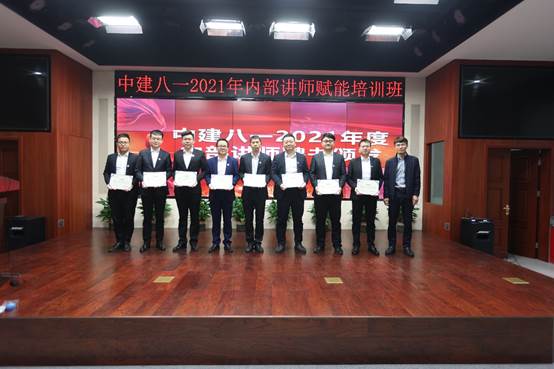 一群人在餐厅里站着
描述已自动生成