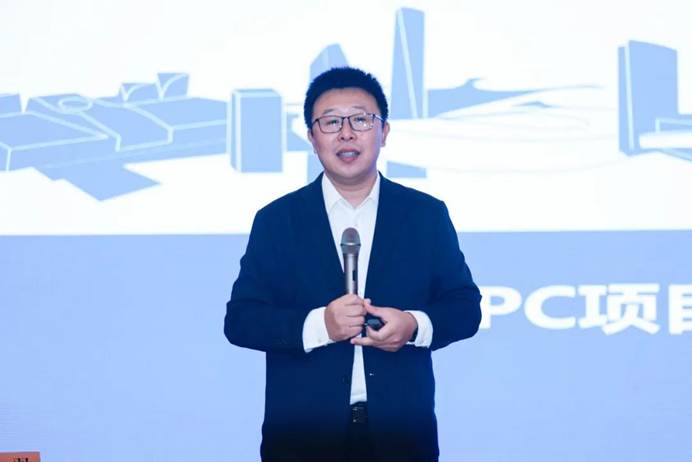 穿着西装笔挺的男子与配字描述已自动生成